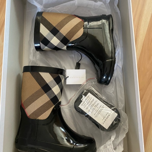 girls burberry boots